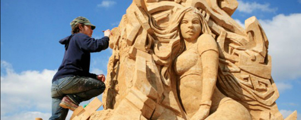 An artist sculpted Beyonce on the Brighton Sand Sculpture Festival 2013!